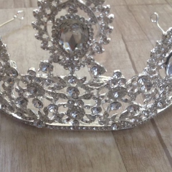 Luxury Swarovski Crown Tiara - Picture 7 of 8